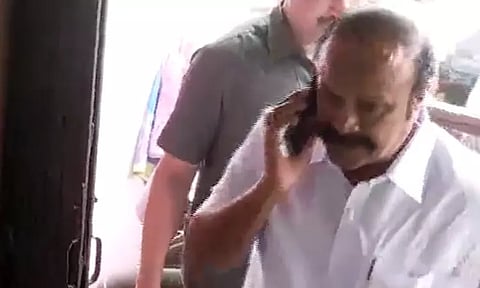 அமைச்சர் பெரிய கருப்பண் ஆறுதல் சென்ற போது எடுத்த படம்