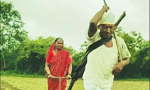 இது முதிய விவசாயியின் வறுமை கதை: மனிதரே மாடாக மாறி ஏர் உழும் பரிதாபம்