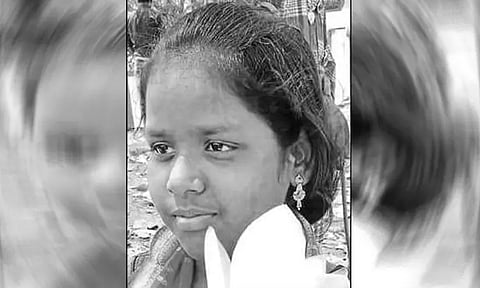 விடுதி வளாகத்தில் தூக்கில் தொங்கிய 9-ம் வகுப்பு மாணவி - உறவினர்கள் போராட்டம்