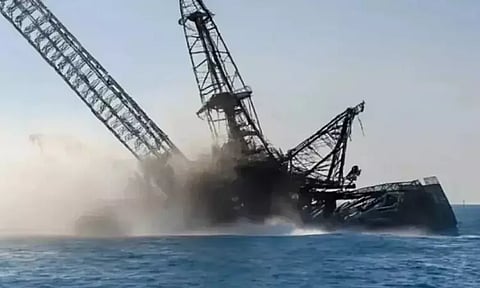 கடலின் அடிமட்டத்தில் துளையிட்டு கச்சா எண்ணெய் எடுக்கும் கப்பல் மூழ்கி விபத்து; 4 பேர் பலி