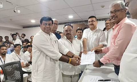 மேற்கு வங்காளம்: பா.ஜ.க. தலைவராகிறாரா சமிக் பட்டாச்சார்யா? வேட்பு மனு தாக்கல்