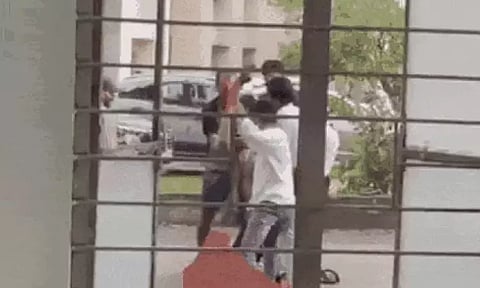 மருத்துவக்கல்லூரி மாணவனை தாக்கிய சீனியர் மாணவர்கள் - அதிர்ச்சி வீடியோ