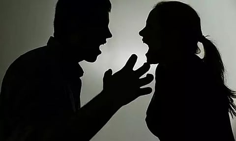 சாவுக்கு மனைவி காரணம்.. சுவரில் எழுதி விட்டு வாலிபர் தற்கொலை: என்ன நடந்தது..?