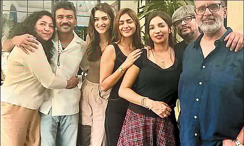 நடிகைகளுடன் 'மிட்நைட்' பார்ட்டியில் நடிகர் தனுஷ்... வைரலாகும் புகைப்படம்