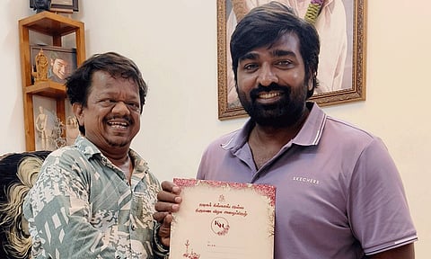 மகள் திருமணம்: விஜய் சேதுபதியை நேரில் சந்தித்து அழைப்பிதழ் கொடுத்த நடிகர் கிங்காங்