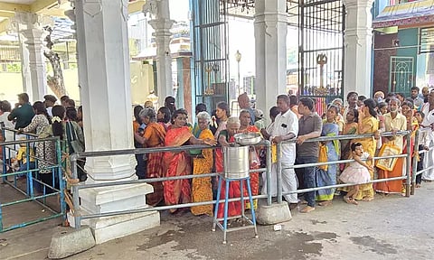 வெள்ளிக்கிழமை சிறப்பு வழிபாடு: இருக்கன்குடி மாரியம்மன் கோவிலில் குவிந்த பக்தர்கள்