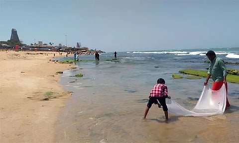 திருச்செந்தூரில் கடல் 50 அடி தூரம் உள்வாங்கியது