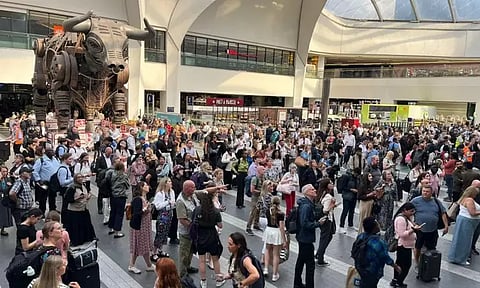 இங்கிலாந்தில் மின் கம்பிகள் சேதமடைந்ததால் ரெயில் சேவை பாதிப்பு