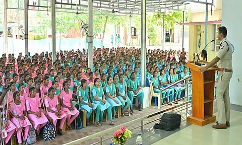 நெல்லையில் கல்லூரி மாணவிகளுக்கு போலீஸ் துணை கமிஷனர் அறிவுரை