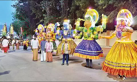 பழனியில் கடவுள் வேடமணிந்து கேரள பக்தர்கள் கிரிவலம்