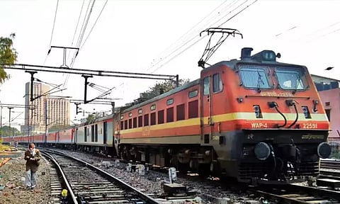 ஓடும் ரெயிலில் பெண்ணிடம் பாலியல் அத்துமீறல்; டிக்கெட் பரிசோதகர் கைது