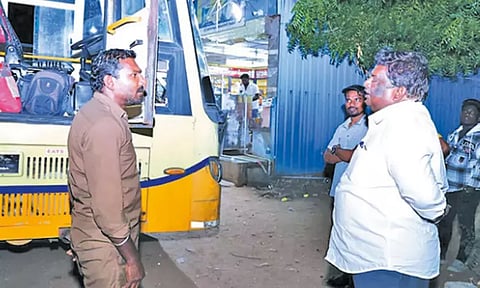 ஆய்வின் போது அமைச்சர் சிவசங்கரை யார்? என்று கேட்ட அரசு பஸ் டிரைவர், கண்டக்டர்