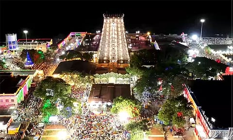 நள்ளிரவில் மின்விளக்குகளால் ஜொலிஜொலிக்கும் திருச்செந்தூர் முருகன் கோவில்
