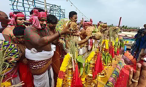 குன்றத்தூர் கந்தழீஸ்வரர் கோவில் கும்பாபிஷேகம் வெகு விமரிசையாக நடைபெற்றது - ஆயிரக்கணக்கான பக்தர்கள் தரிசனம்
