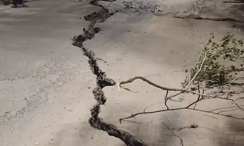 சென்னை பெருங்குடி ரெயில் நிலையம் அருகே சாலையில் திடீர் விரிசல் - பரபரப்பு