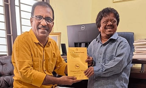 மகள் திருமணம்: சார்லியை நேரில் சந்தித்து அழைப்பிதழ் கொடுத்த நடிகர் கிங்காங்