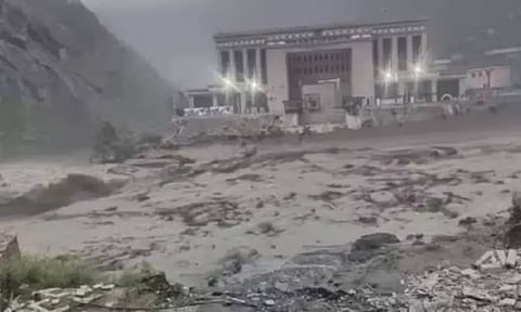 சீனா-நேபாள எல்லையில் நிலச்சரிவு: 17 பேர் மாயம்- மீட்பு பணிகள் தீவிரம்