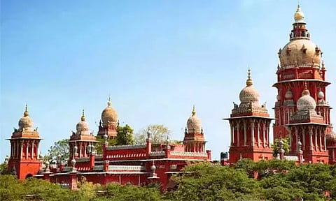 தென்மாவட்டங்களில் உள்ள 4 சுங்கச்சாவடிகளில் அரசு பேருந்துகளை அனுமதிக்க கூடாது - ஐகோர்ட்டு