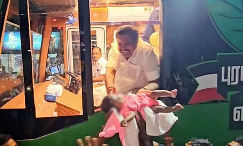 மக்கள் சந்திப்பு சுற்றுப்பயணத்தின்போது பெண் குழந்தைக்கு பெயர் சூட்டிய எடப்பாடி பழனிசாமி