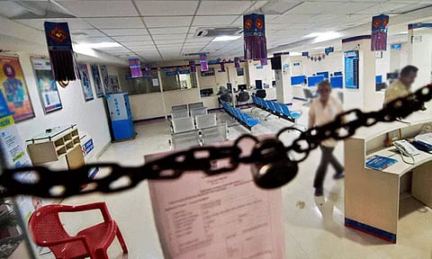 தொழிற்சங்கங்கள் அறிவித்த நாடு தழுவிய வேலைநிறுத்த போராட்டம் தொடங்கியது