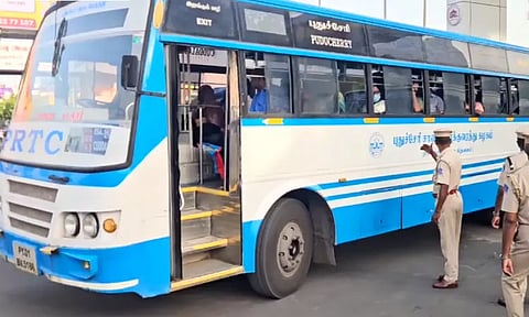புதுச்சேரி: போலீஸ் பாதுகாப்புடன் பஸ்கள் இயக்கம்.. ஒரு சில பள்ளிகளுக்கு விடுமுறை