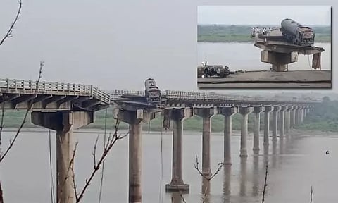 குஜராத்: பாலம் உடைந்து அந்தரத்தில் தொங்கிய லாரி - 3 பேர் பலியான சோகம்