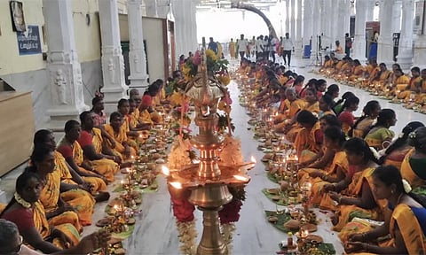 ஆனி பௌர்ணமி: இருக்கன்குடி மாரியம்மன் கோவிலில் 108 விளக்கு பூஜை