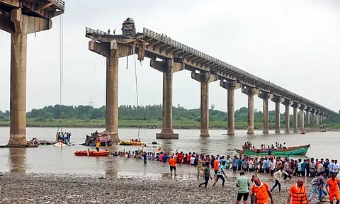 குஜராத்: பாலங்களின் இணைப்புகள் நொறுங்கியதே விபத்துக்கு காரணம் - விசாரணையில் தகவல்