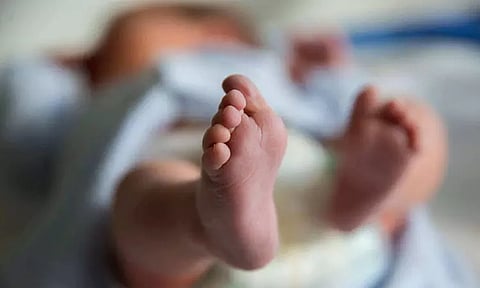 பிரசவத்தின்போது உயிரிழந்ததாக அறிவிக்கப்பட்ட குழந்தை உயிர் பிழைத்த அதிசயம்