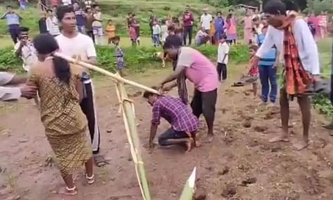 காதல் திருமணம் செய்த ஜோடியை ஏர் கலப்பையில் பூட்டி சித்ரவதை