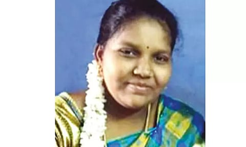 ஆன்லைன் சூதாட்டத்தில் பணத்தை இழந்ததால் இளம்பெண் எடுத்த விபரீத முடிவு