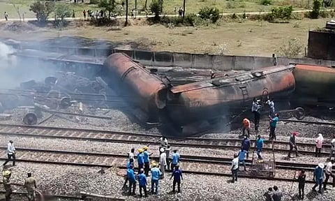 சரக்கு ரெயிலில் பற்றிய தீ முழுவதும் அணைக்கப்பட்டது: ரூ.12 கோடி மதிப்பிலான டீசல் எரிந்து நாசம்