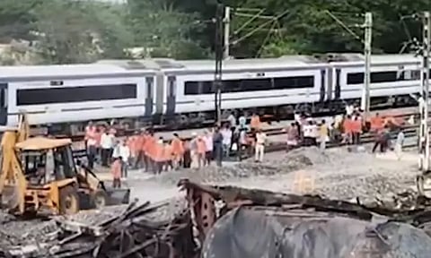 சரக்கு ரெயில் தீ விபத்து: 17 மணி நேரத்திற்கு பின்பு ரெயில் சேவை மீண்டும் தொடக்கம்