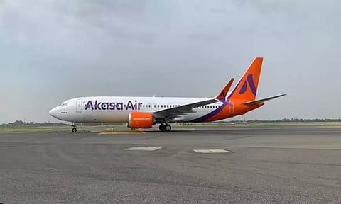 மராட்டியம்: விமானம் மீது சரக்கு லாரி மோதியதில் இறக்கை சேதம்