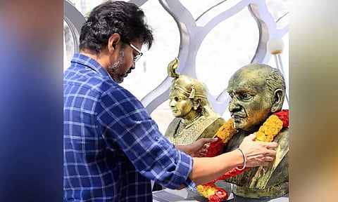 பெருந்தலைவர் காமராஜர் சிலைக்கு விஜய் மாலை அணிவித்து மரியாதை