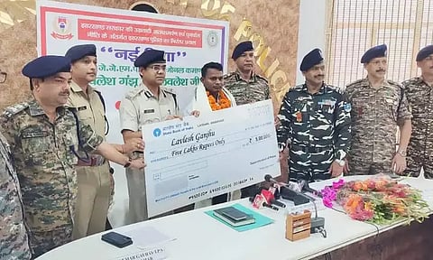 தலைக்கு ரூ. 5 லட்சம் சன்மானம் அறிவிக்கப்பட்ட நக்சலைட்டு போலீசில் சரண்