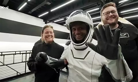 சிரித்தபடியே டிராகன் விண்கலத்தில் இருந்து வெளியே வந்தார் சுபான்ஷு சுக்லா