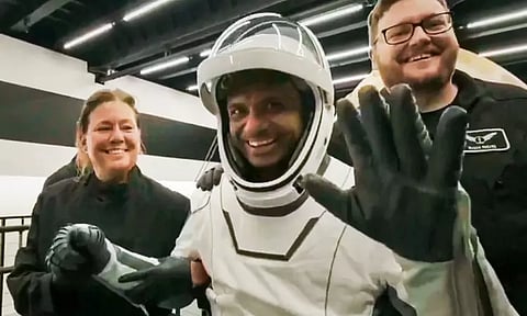 பத்திரமாக தரையிறங்கிய சுபான்ஷு சுக்லா: குடும்பத்தினர் கேக் வெட்டி கொண்டாட்டம்