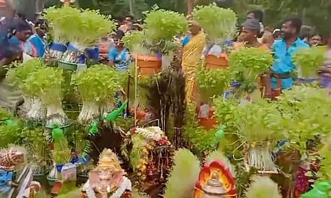 சோழவந்தான்: இளங்காளியம்மன் கோவில் திருவிழா- முளைப்பாரி ஊர்வலம்