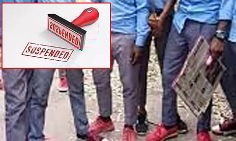 ஆசிரியர் மீது மதுபாட்டிலால் தாக்குதல்: 4 மாணவர்கள் சஸ்பெண்ட்