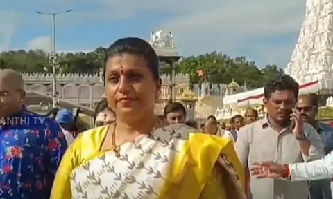 திருப்பதி ஏழுமலையான் கோவிலில் முன்னாள் மந்திரி ரோஜா சாமி தரிசனம்