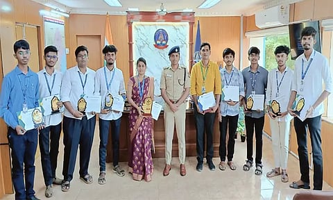 திருச்செந்தூரில் டிஜிட்டல் கட்டுப்பாட்டு அறை நிறுவ உதவிய கல்லூரி மாணவர்களுக்கு எஸ்.பி. பாராட்டு