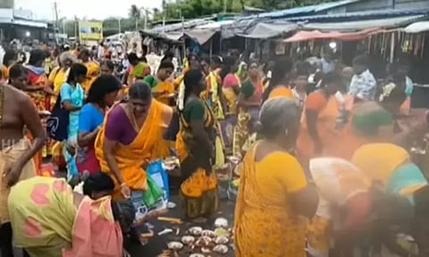 ஆடி மாத முதல் வெள்ளி - கோவில்களில் அலைமோதிய பக்தர்கள் கூட்டம்