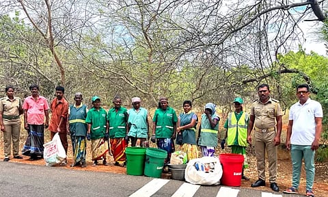தூத்துக்குடியில் வனத்துறை சார்பில் பிளாஸ்டிக் கழிவுகளை சுத்தம் செய்யும் பணி