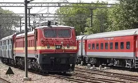 மதுரை: ரெயிலில் ஜன்னல் ஓரம் பயணித்த பெண்ணிடம் 6 பவுன் சங்கிலி பறிப்பு