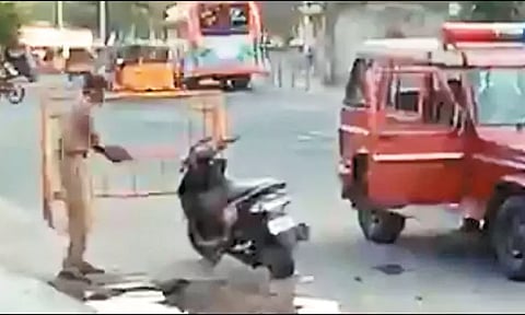 கல்லூரி மாணவரின் இருசக்கர வாகனம் போலீசாரால் உடைக்கப்பட்டதா? - தமிழக அரசு விளக்கம்