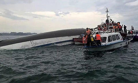 சுற்றுலா படகு கடலில் கவிழ்ந்து விபத்து - பலி எண்ணிக்கை 34-ஆக உயர்வு