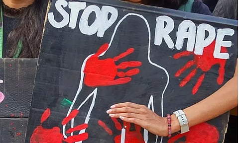 விமான பணிப்பெண்ணை பாலியல் வன்கொடுமை செய்த சக ஊழியர் - அதிர்ச்சி சம்பவம்