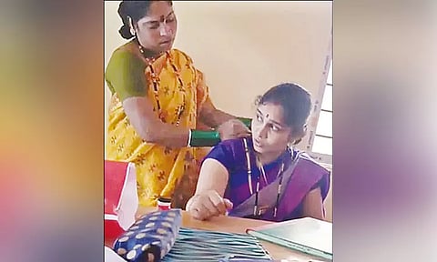 பெண் உதவியாளரை மிரட்டி மசாஜ் செய்ய வைத்த தலைமை ஆசிரியை