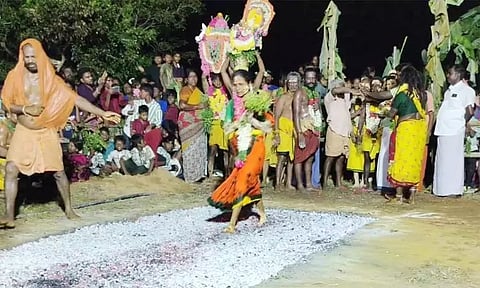 சிங்கிலிகுப்பம் புற்று நாகவல்லி அம்மன் கோவிலில் தீமிதி விழா